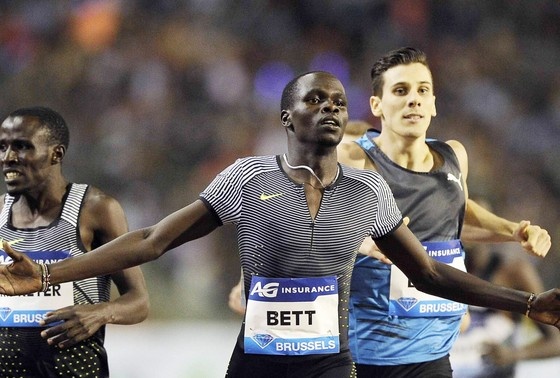    Кипьегон Бетт (в центре)