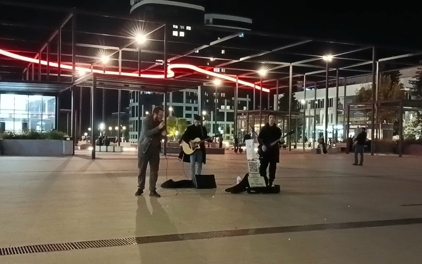    Уличные музыканты дали благотворительный концерт на Центральной площади Ижевска