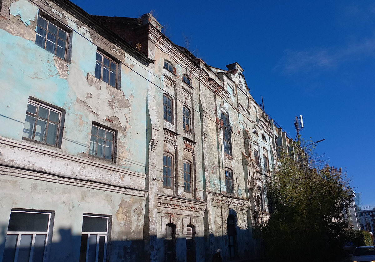 Сегодня корпус дрожже-винокуренного завода на Гаврилова, 1 выглядит заброшено
Фото: Инна Дружинина