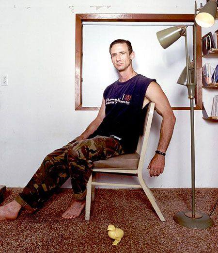 Чак Паланик - Современный американский писатель и фриланс-журналист. Известен как автор отмеченной множеством премий книги «Бойцовский клуб».