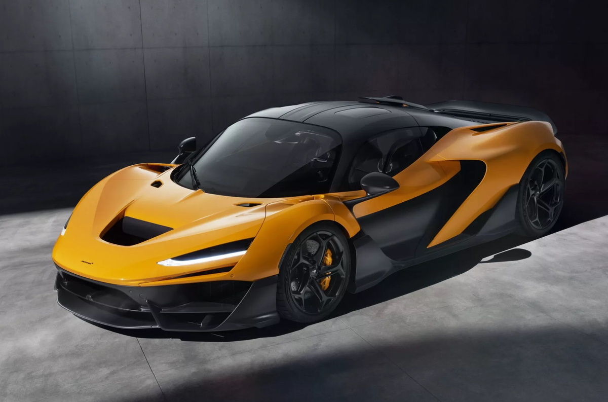    Для начала немного характеристик. McLaren W1 — это заднеприводный гиперкар с гибридной силовой установкой с 4,0-литровым V8 и электромотором, встроенным в 8-ступенчатый «робот». Пиковая отдача — 1275 лошадиных сил и 1340 Нм, а сухая масса — 1399 килограммов. Разгон 0–100 занимает 2,7 секунды, 0–200 — 5,8 секунды, 0–300 — 12,8 секунды, а максимальная скорость ограничена 350 км/ч. Тяговая батарея ёмкостью 1,38 киловатт-часа позволяет проехать на «чистой» электротяге два километра. Есть функция лифта подвески, которая позволяет менять дорожный просвет в диапазоне 37 мм на передней оси и 17 мм на задней оси.   
McLaren