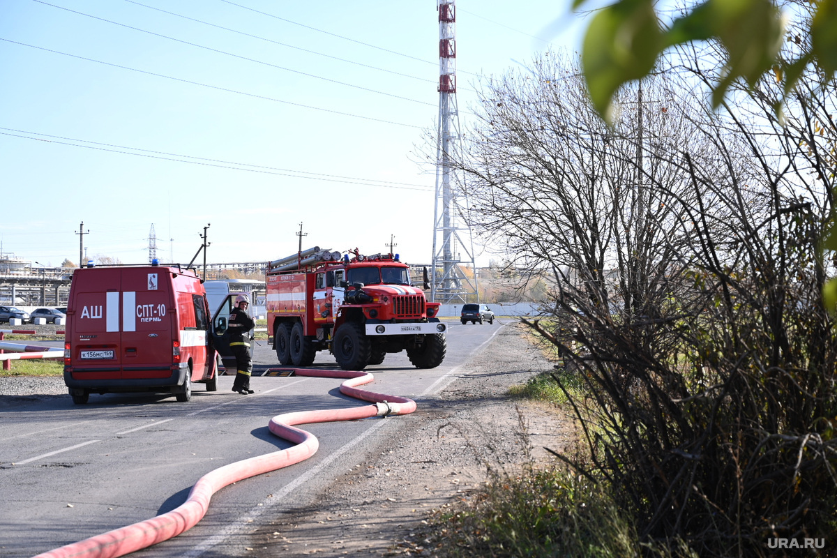 Сообщение о пожаре на нефтебазе стали поступать утром 7 октября, с огнем борятся несколько расчетов МЧС (архивное фото). Фото: Руслан Яроцкий © URA.RU