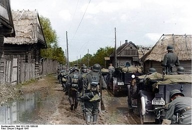 Немецкие войска входят в белорусскую деревню.

