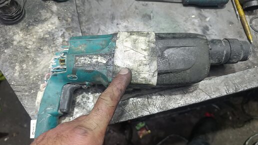 Makita HR 2450 кидает смазку из двигателя . Классическая ошибка