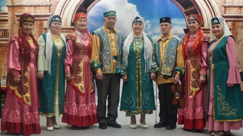 Татары Сибири в национальных костюмах