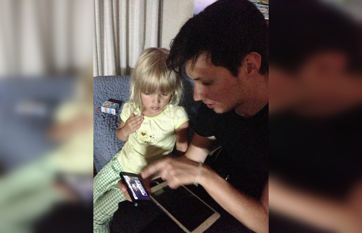 «Вот моя старшая дочь, которая дает мне инструкции по запуску Telegram летом 2013 года. Она настоящий мозг, стоящий за всем этим, ребята», — написал Дуров.