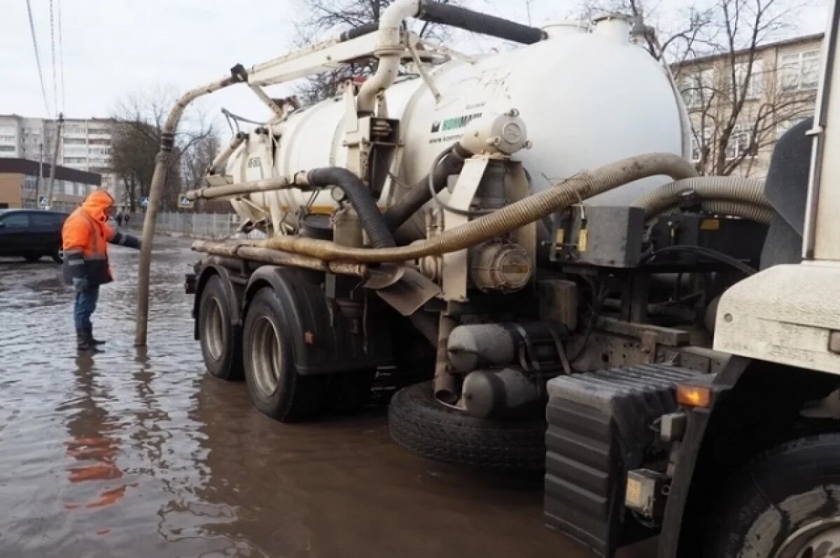    В Иванове три илососные машины откачивают воду с дорог