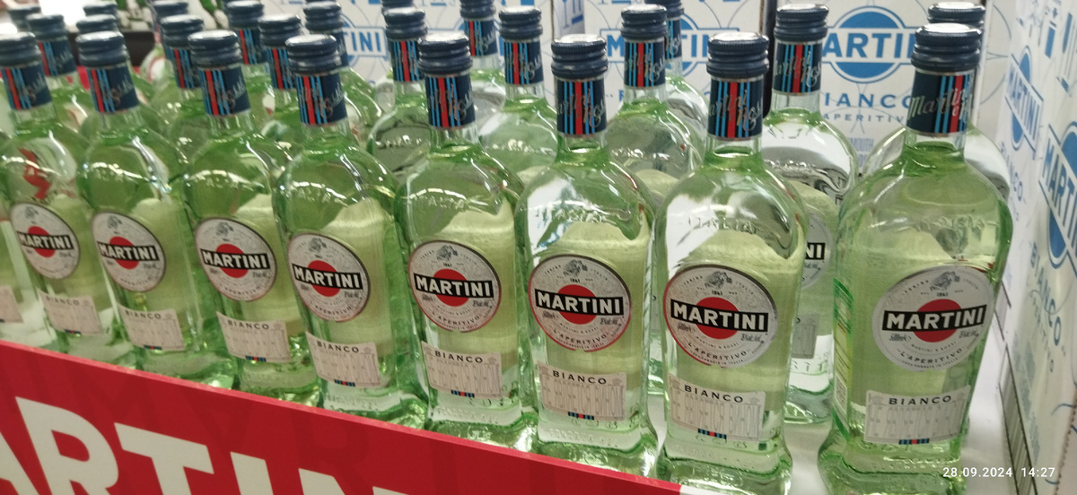 Фото моё, скучал, в ожидании когда жене надоест рассматривать кастрюли. В гипермаркете "Metro"