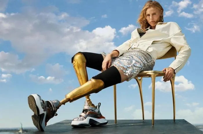 Известен случай американской модели Лорен Вассер, которая потеряла ноги из-за этого синдрома. Она забыла вынуть тампон и почувствовала резкое ухудшение самочувствия.