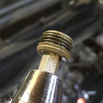 Пробка отверстия обратного клапана