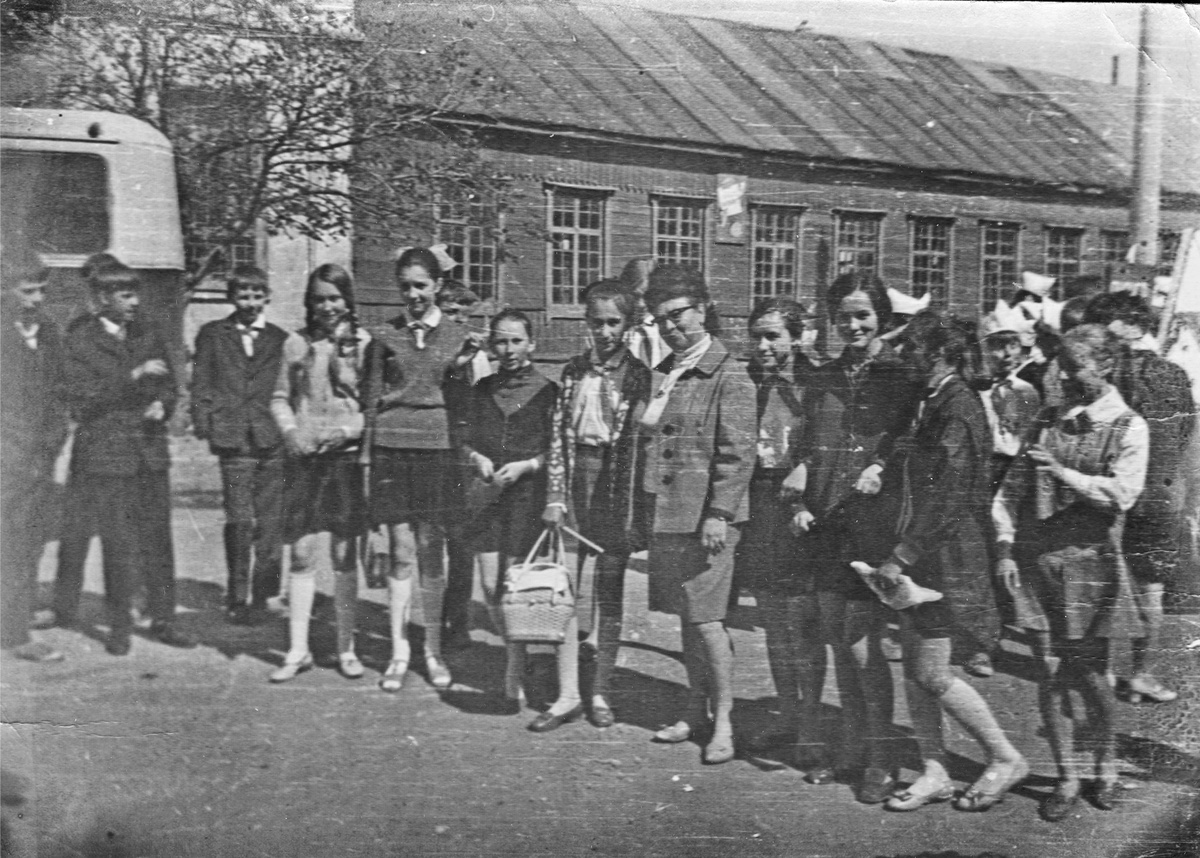 День пионерии, 7Б класс ~1972 год школа 14 Сызрань
Трапезон Саша, Исаев Вова, Родионов Саша, Акимова Люба, Умданова Люда, Данилова Галя,
Помрясова Ира, Мария Павловна  классный руководитель, Моисейкина Люба, Дорофеева Галя,
Телюкова Люба, Макарова Оля
