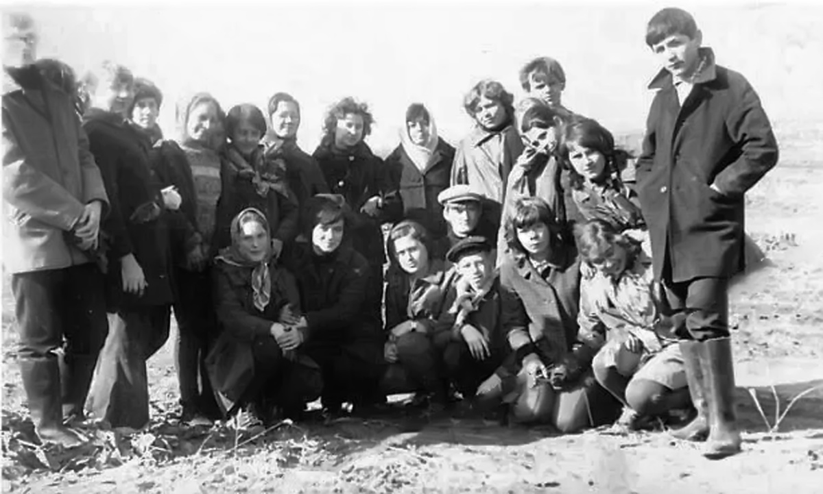 9А класс 1974 год где то на полях района