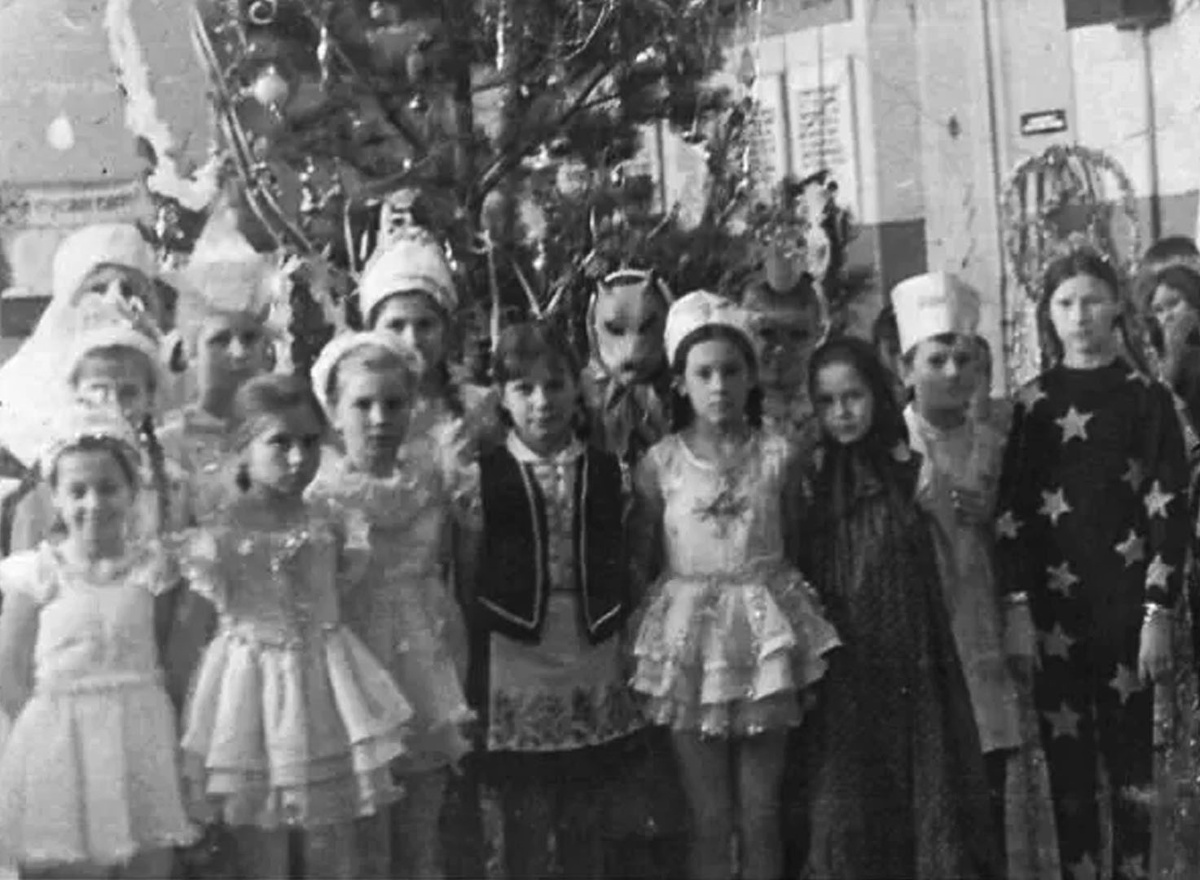 первый ряд Ира Исаева, Лариса Изосимова, ?. Валя Лазарева, второй слева Сергей Воробьев