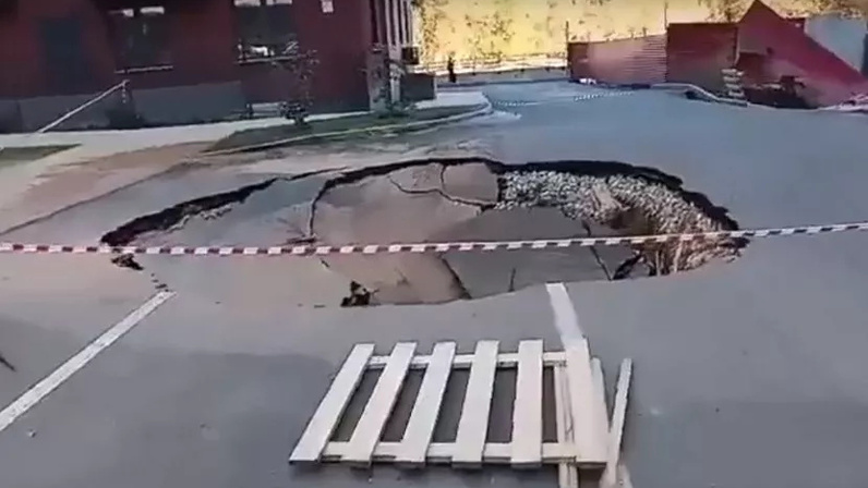 Асфальт ушёл под землю: происшествие на улице 9-я Подлесная в Ижевске