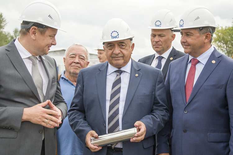    Во время церемонии закладки капсулы в фундамент будущего комплекса по производству одноразовых стерильных медицинских инструментов на базе АО "КМИЗ-2".   
Фото: «БИЗНЕС Online»