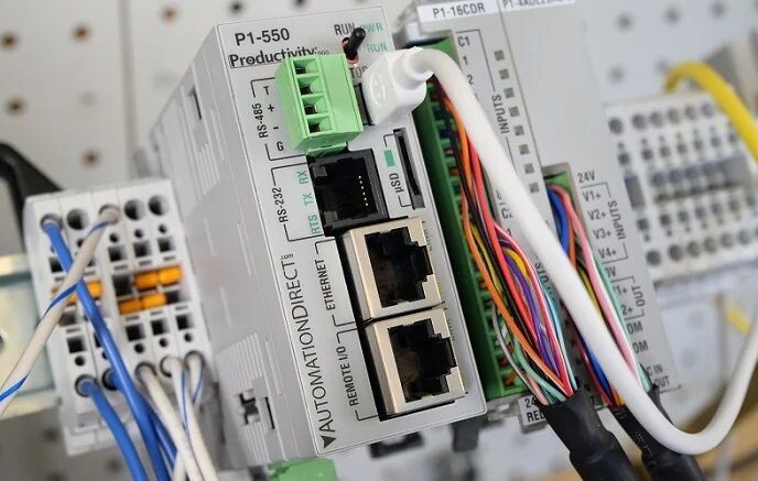 Этот процессор ПЛК имеет микро-USB для программирования и множество других сетевых интерфейсов