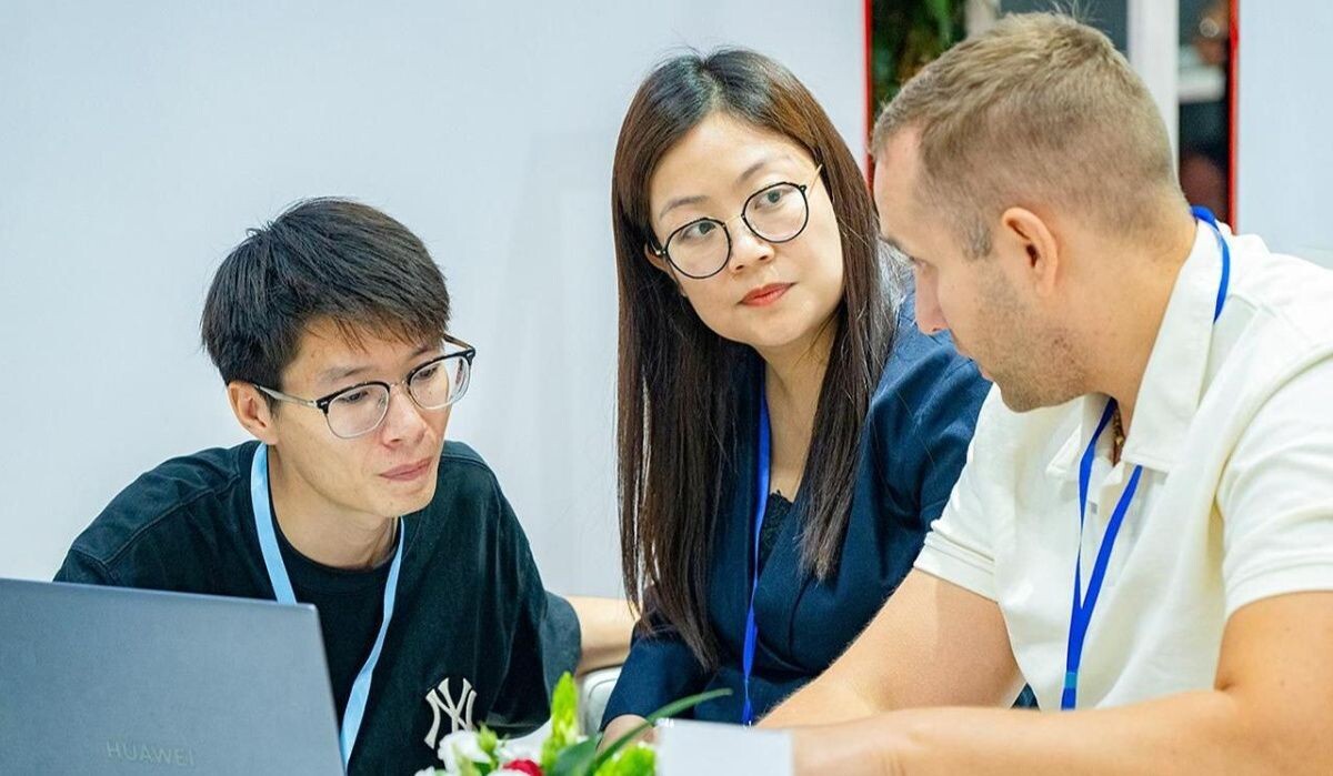     Люди за ноутбуком. Источник: mos.ru Автор фото: Пресс-служба правительства Москвы