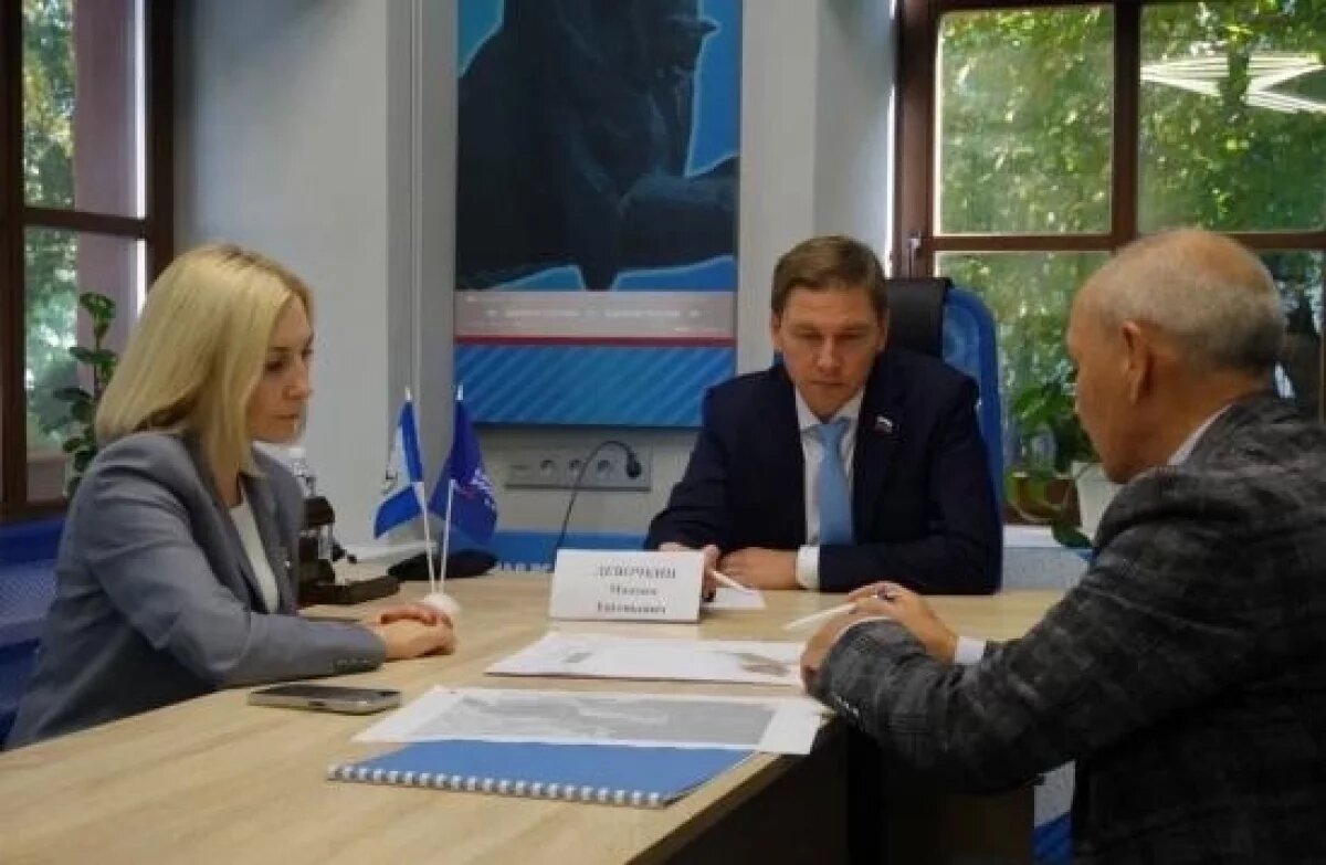    Проект Аллеи славы иркутских инженеров представили депутату ЗС