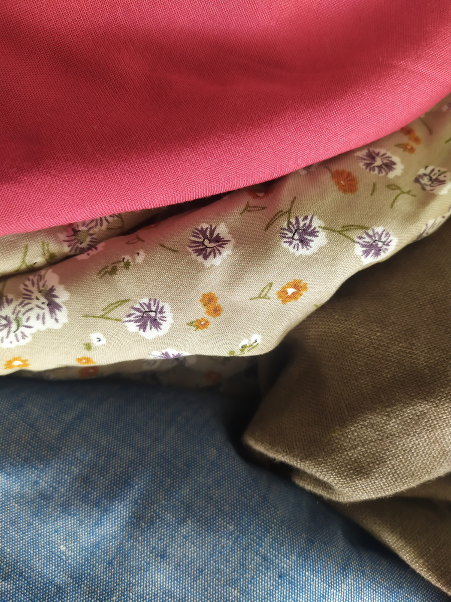 Перебрали несколько отрезов, которые были у меня в наличии, так как времени для поиска ткани и покупки было мало. Среди них нашлась та,, что понравилась заказчице