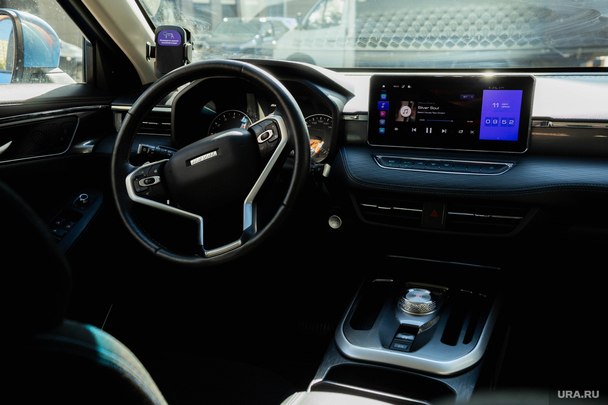 Если устройство закреплено, водители используют его в режиме hands free, что разрешено. Фото: Анастасия Соргина © URA.RU