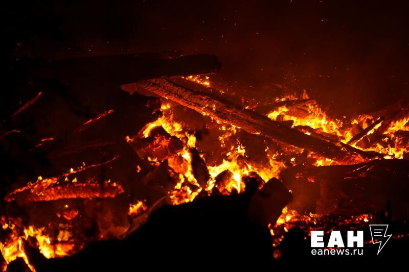   ЕАН / Мусор загорелся в екатеринбургском заброшенном здании