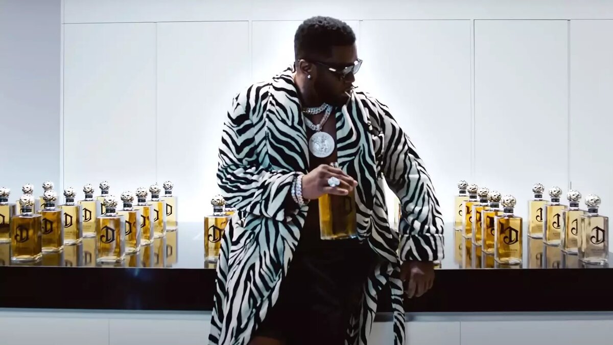     Автор: Фрагмент из клипа на песню Дидди «ACT BAD» (18+) Источник: YouTube-канал «Diddy»