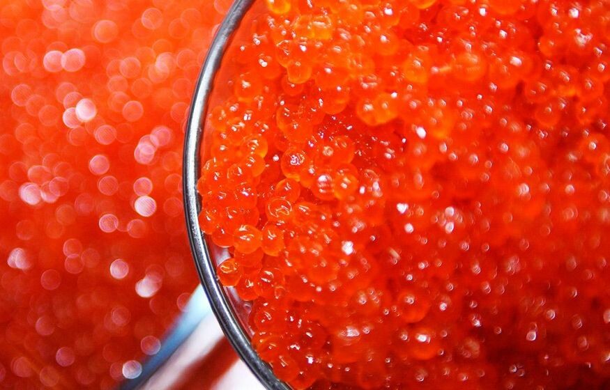    Очередное подорожание к Новому году: красная икра может догнать по цене черную
