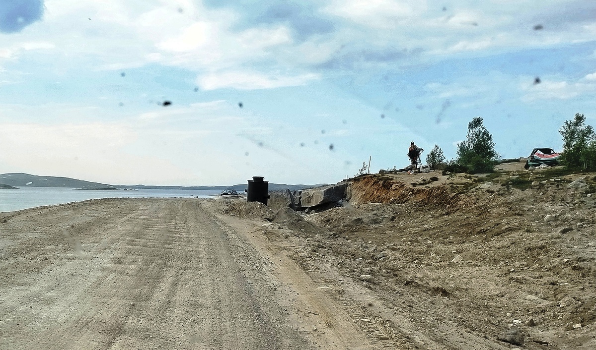 Дорога в Териберку и Охранник на пригорке