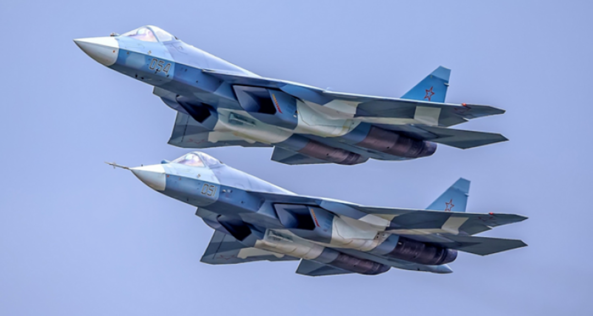 На сегодня в российских ВКС стоят в строю от 26 до 30 истребителей Су-57.  Ф-35 уже наклепали за тысячу, но Су-57 во всех смыслах намного результативнее. Фото МО РФ