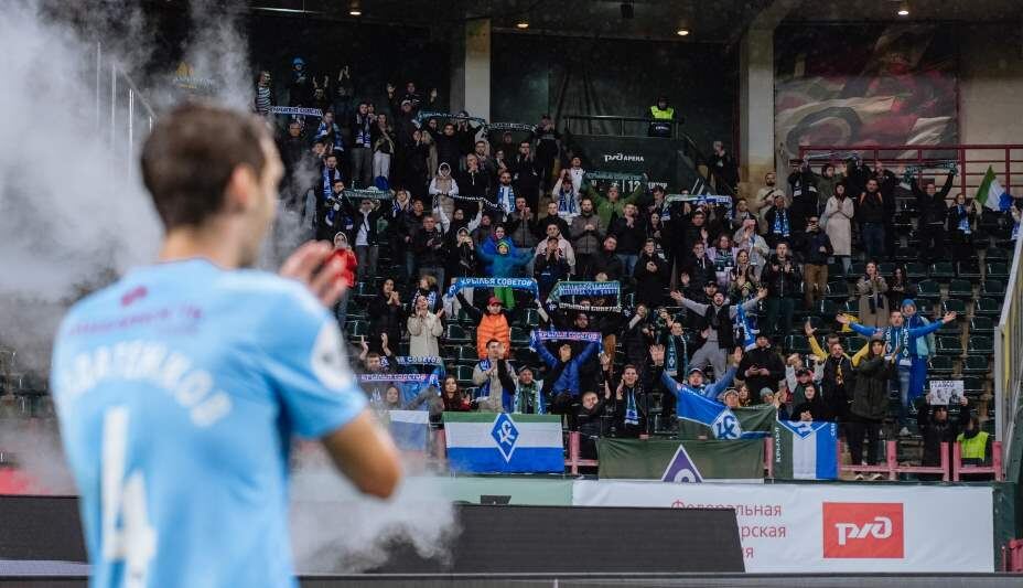    Болельщики «Крыльев Советов» поддерживают футболистов и тренера Осинькина даже в тяжелые времена. Фото: Соцсети ФК «Крылья Советов»