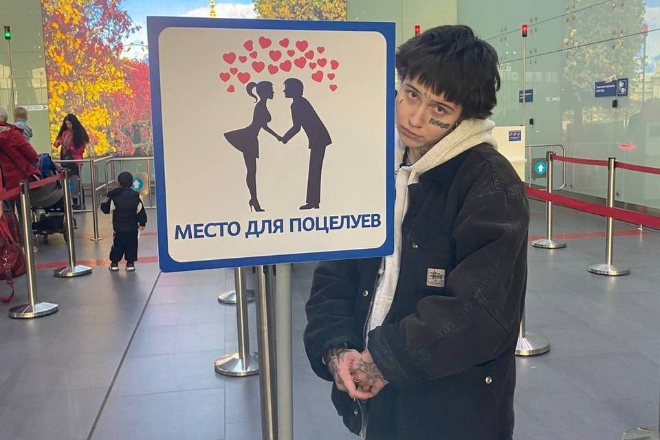    Участница седьмого сезона шоу «Пацанки» Виолетта Малышенко устроила драку с полицейскими в аэропорту Пулково. Фото: t.me/violetta_kitana23