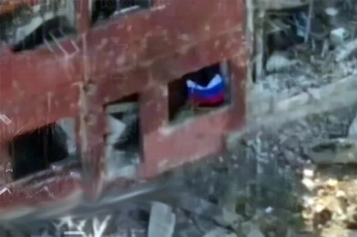    Российский флаг над территорией Волчанского агрегатного завода.