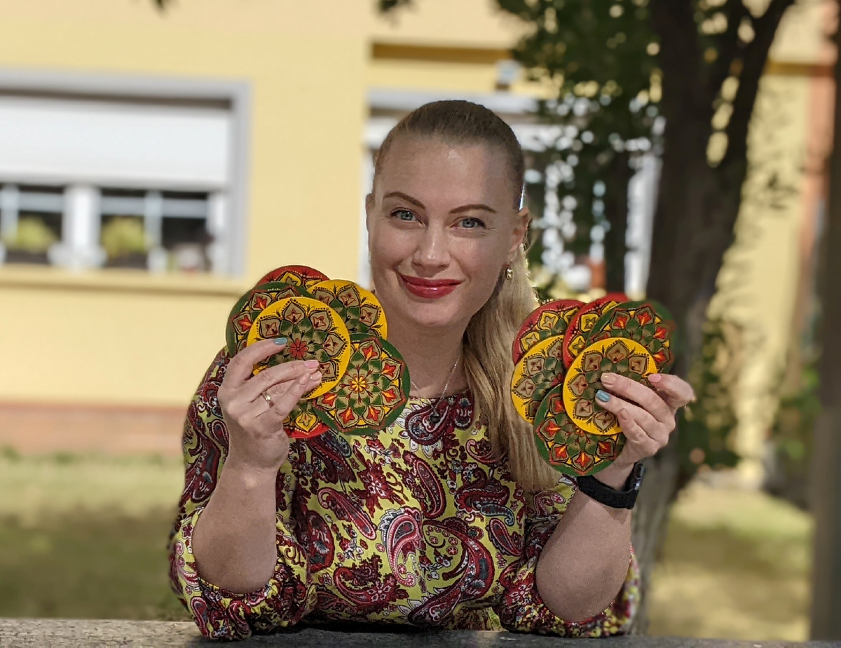 Ирина Де Висенте и ее работы с росписью с росписью в народном стиле на кожаных подставках  Источник: личный фото архив Ирины Де Висенте 