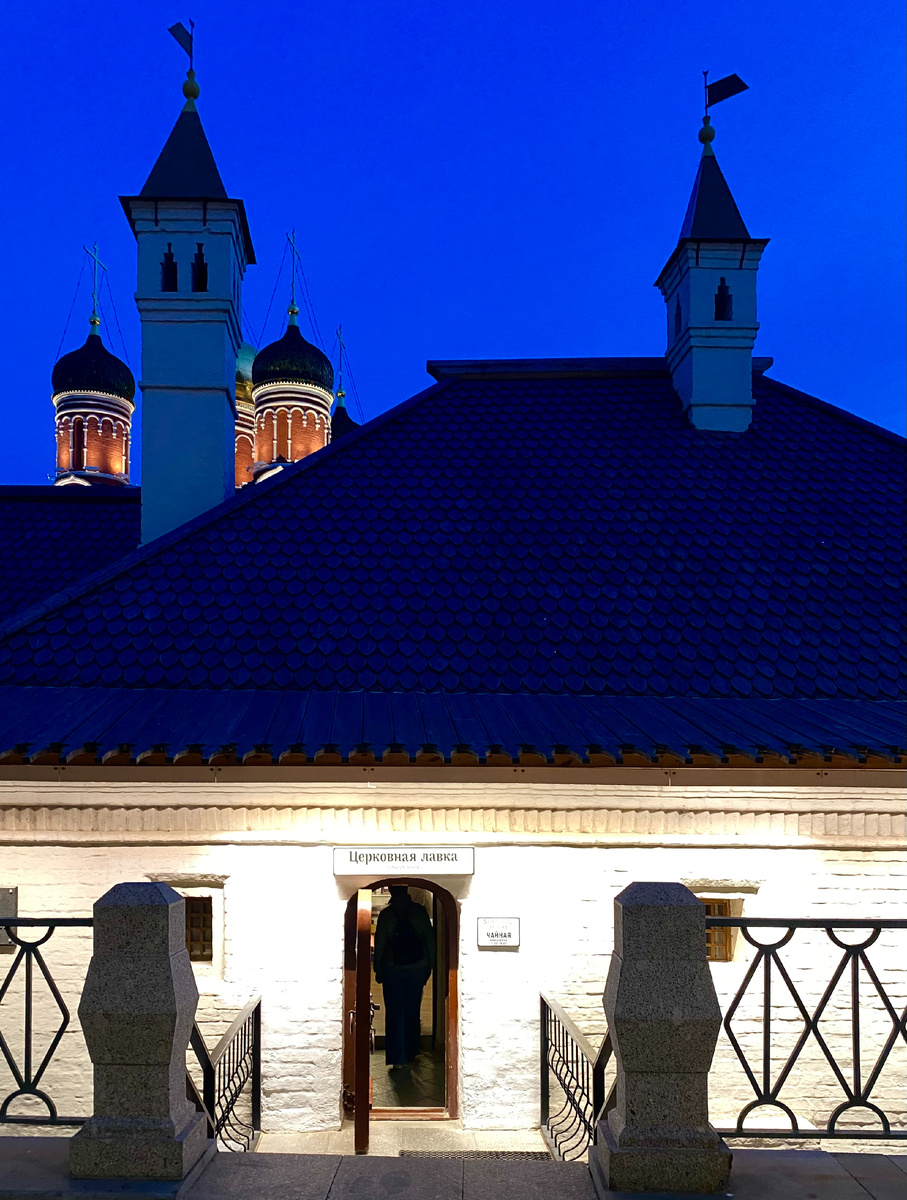 Для того чтобы попасть в трапезную ищите вывеску "церковная лавка", на входе поворачиваете направо и вы на месте