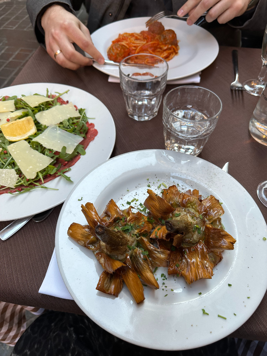 Артишоки, карпаччо и паста с митболами