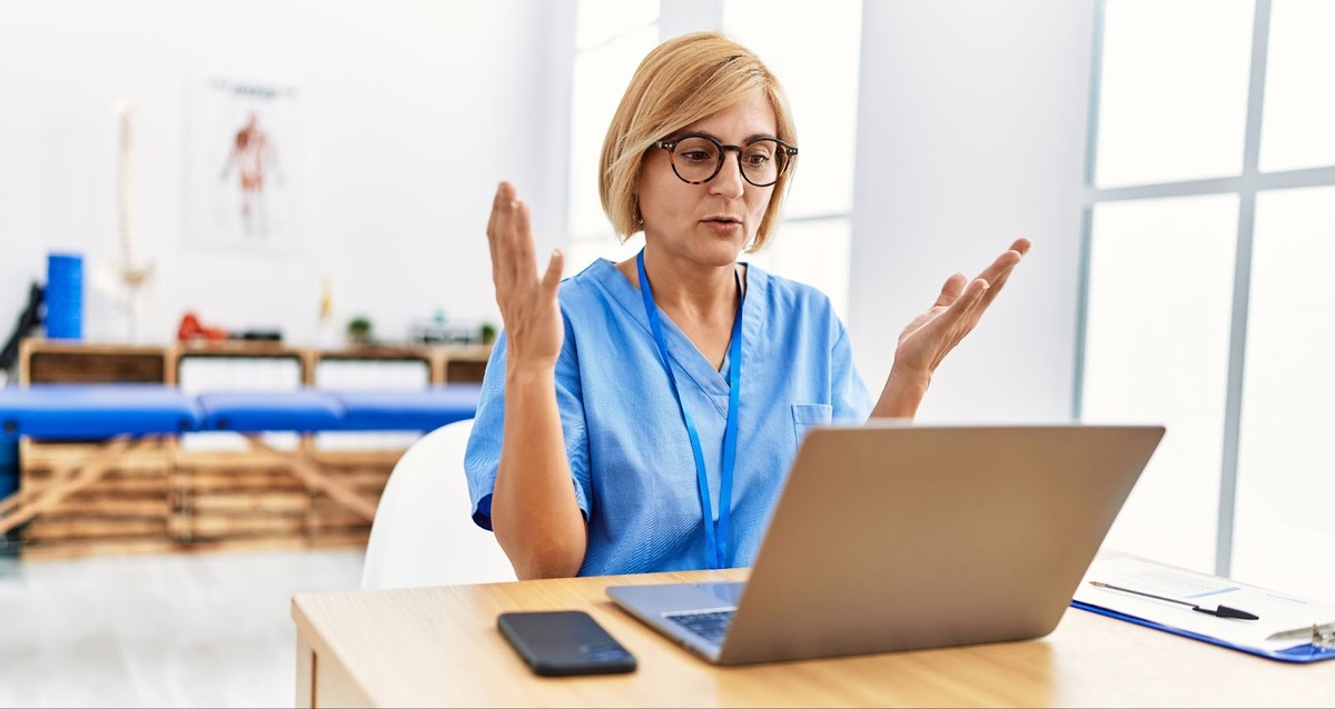 Источник изображения: <a href="https://ru.freepik.com/free-photo/middle-age-blonde-woman-wearing-physio-therapy-uniform-having-video-call-clinic_42512968.htm#fromView=search&page=1&position=13&uuid=1274004d-09bd-495b-8e01-63cee9d7f455">Изображение от krakenimages.com на Freepik</a>