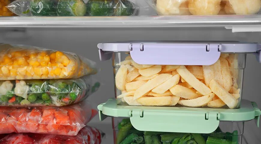   Клубни картофеля хранить в холодильнике не рекомендуется. Можно заморозить очищенный картофель, нарезанный соломкой, кубиками или брусочками (Shutterstock/FOTODOM)