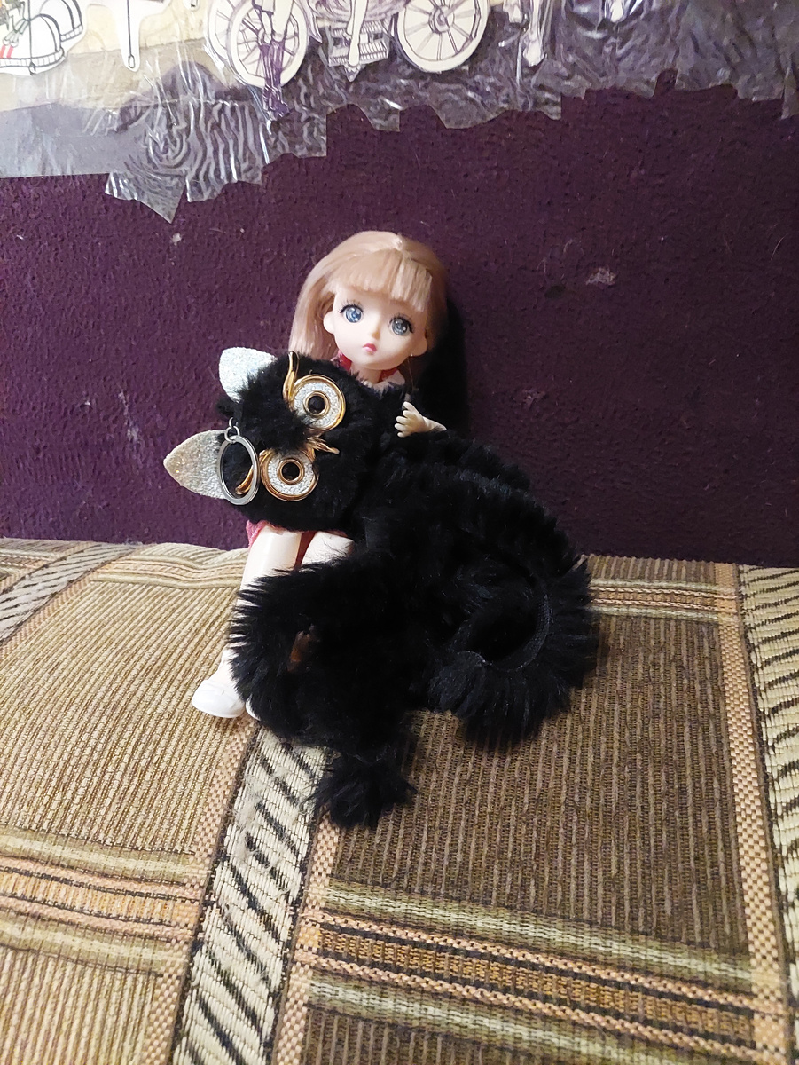 Алёна с любимой мягкой игрушкой.