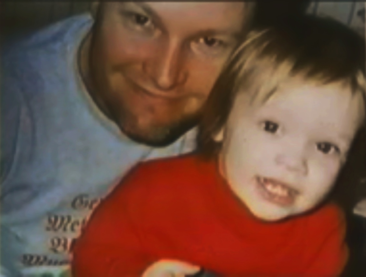 Отец с 2-летней дочерью Даниель. Ист кадр из видео на YouTube.com