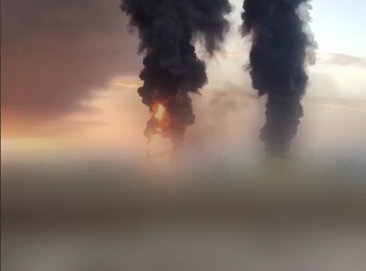    Дым от пожара виден издалека.