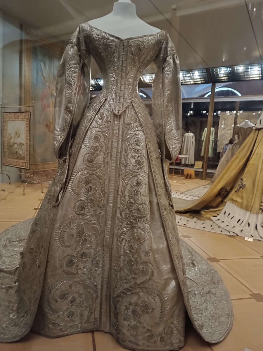 Ненормальная талия только у супруги Александра II уроженной Максимилианы Вильельмины Августы Софии Марии Гессенской ( реально около 30 см.) Неудивительно, что умерла от туберкулеза