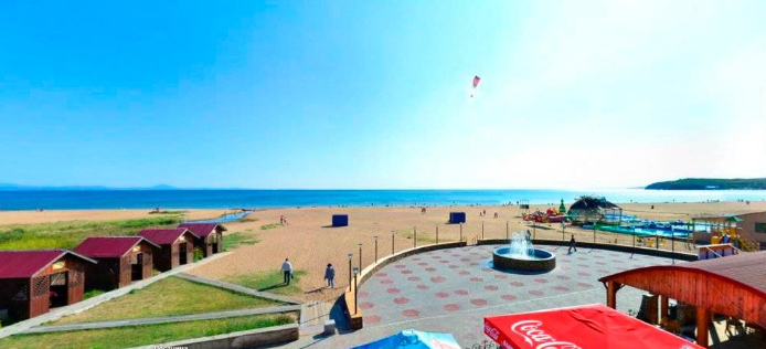 Пляж, где произошло преступление. Справа — кафе, где работает девушка. Фото: vl.ru. 