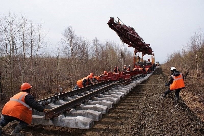 Подкрановый путь козлового крана. Укладка рельсов. Укладка рельсового пути. Геотекстиль ржд. Реконструкция железной дороги.