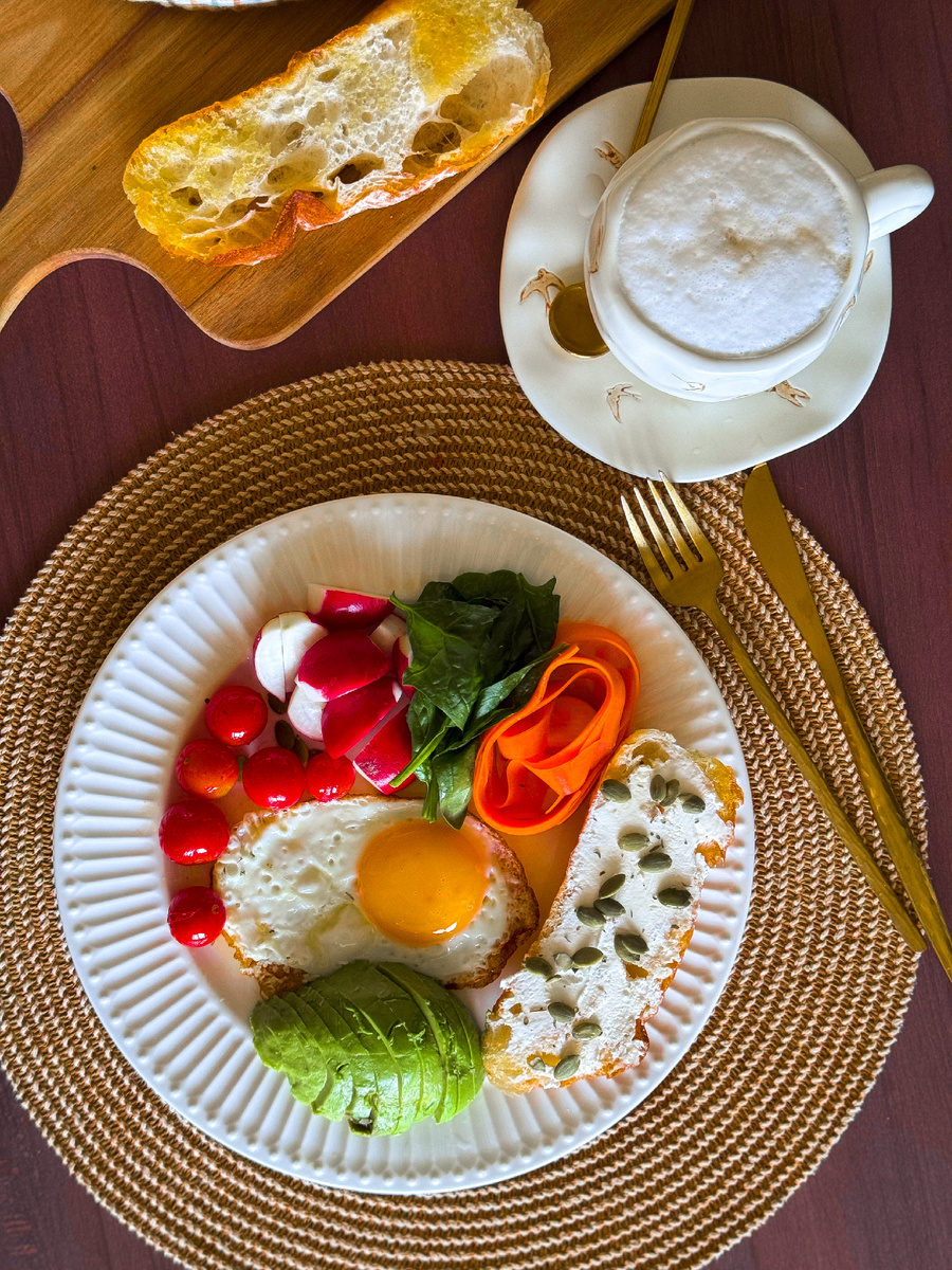 Глазунья со свежими овощами 