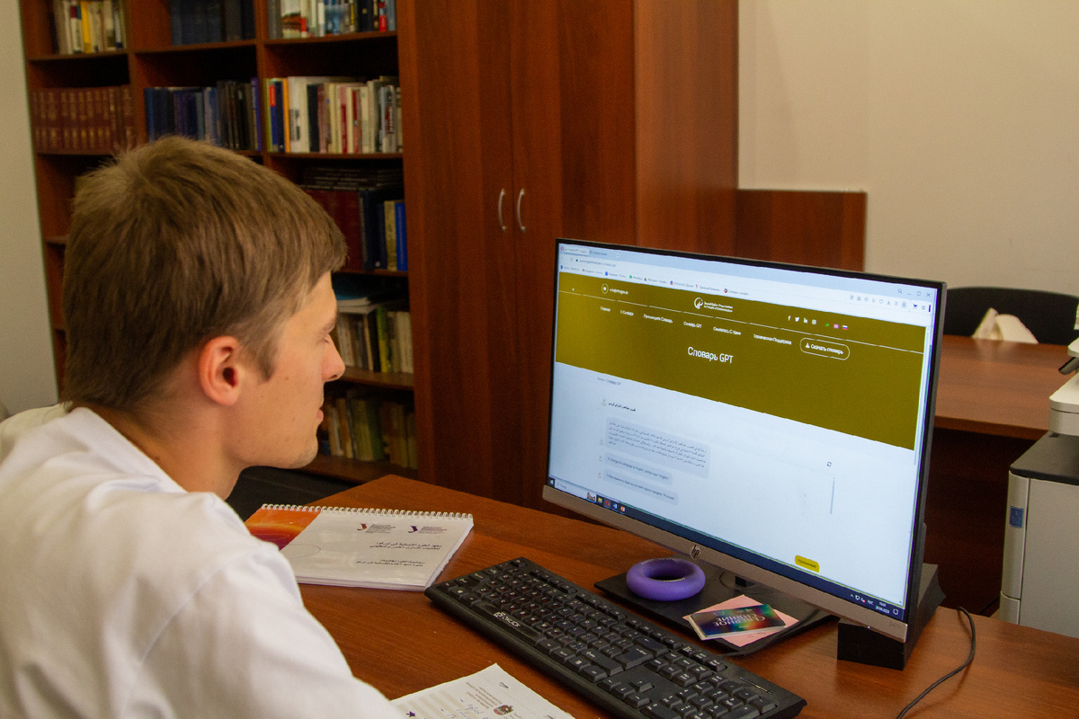 Словарь доступен в электронной и GPT-версиях. Фото: пресс-служба УрФУ. 