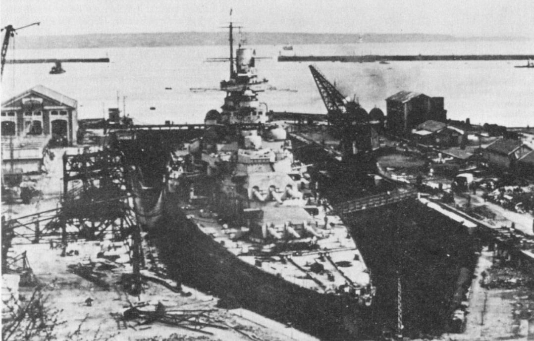 "Гнейзенау" на завершающих этапах строительства