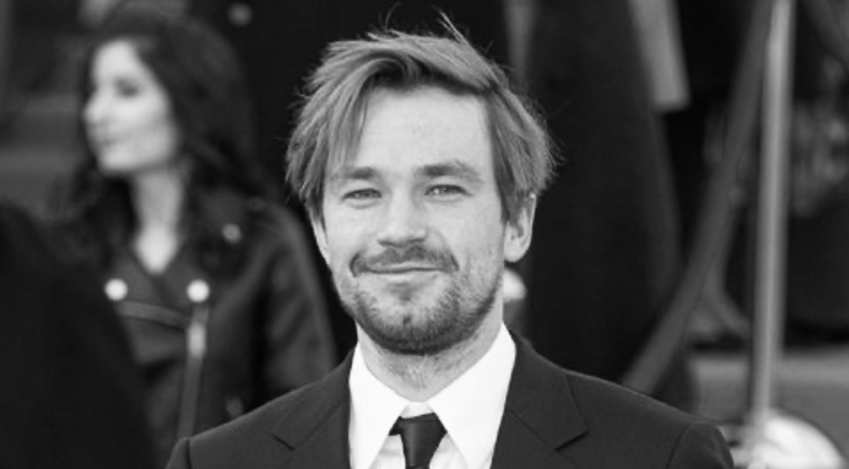 Саша Петров не раз говорил в интервью что хотел бы больше играть глубоких и драматических ролей, но продюсеры загоняют его в рамки приевшегося образа