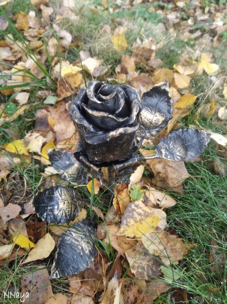 Кованая роза на могиле Ивана Гавриловича