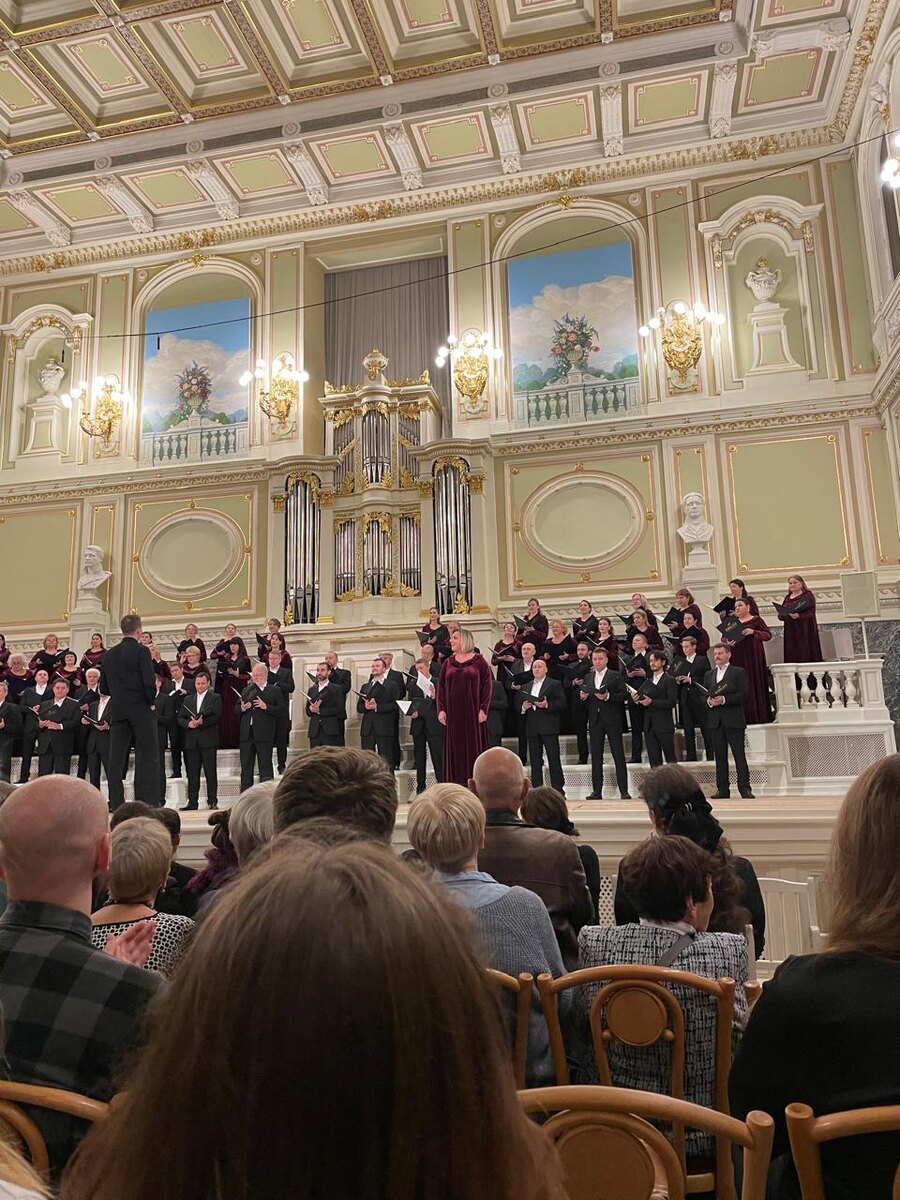 первое отделение было посвящено спиричуэлс и певицы были в бархатных бордовых балахонах. Это соло одной из них