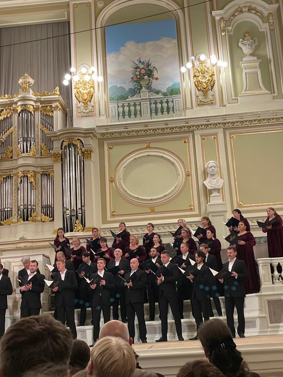 возраста разные - от стариков до юнцов, а вот у женской части в основном лет 35-55 я бы сказала.